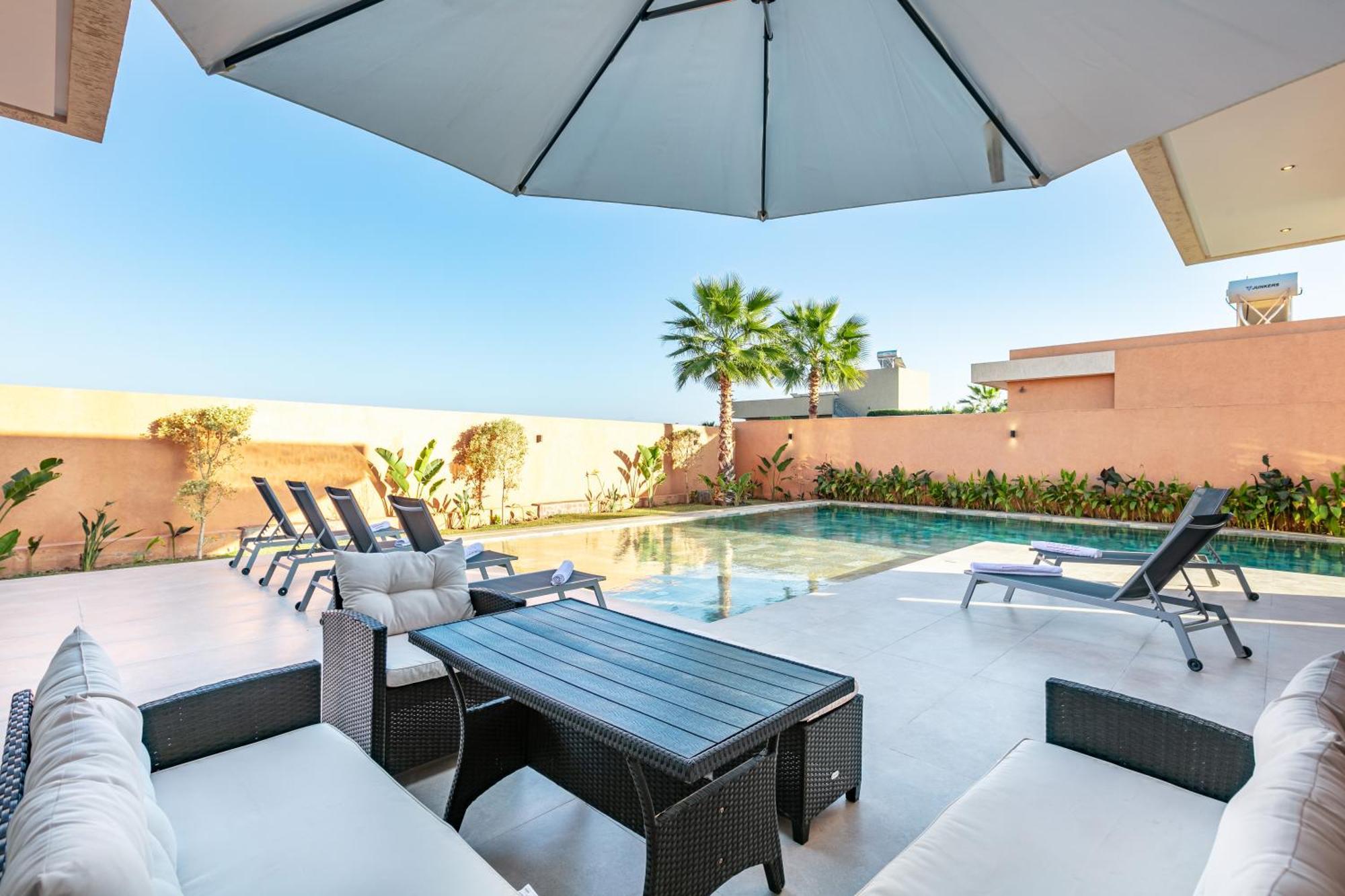Villa Perle Rouge, Piscine , Cuisiniere, Billard, Playstation5 *