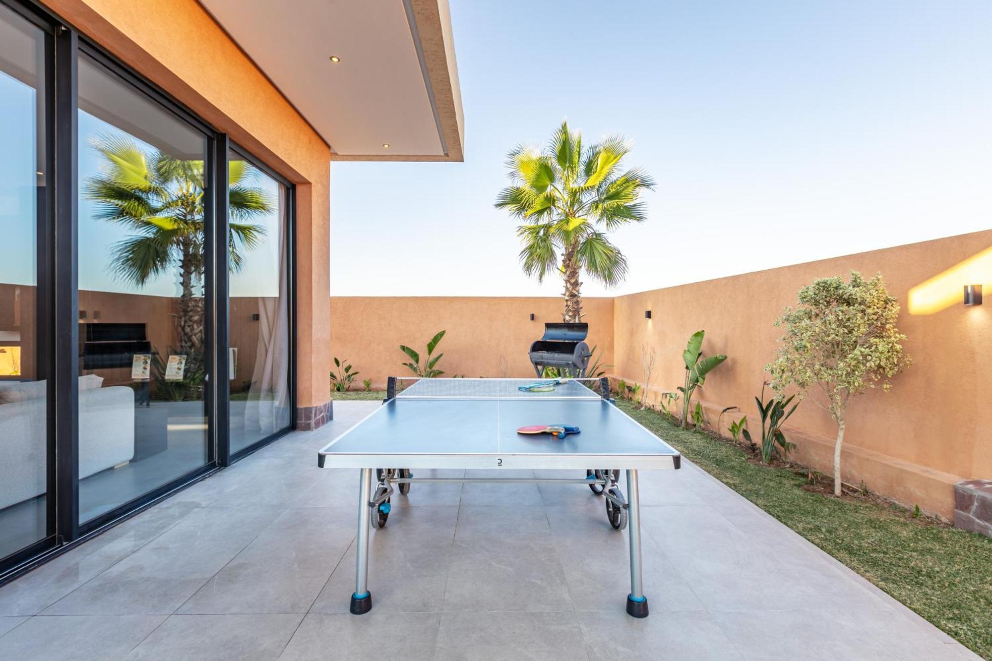 Perle Rouge, Piscine , Cuisiniere, Billard, Playstation5 *