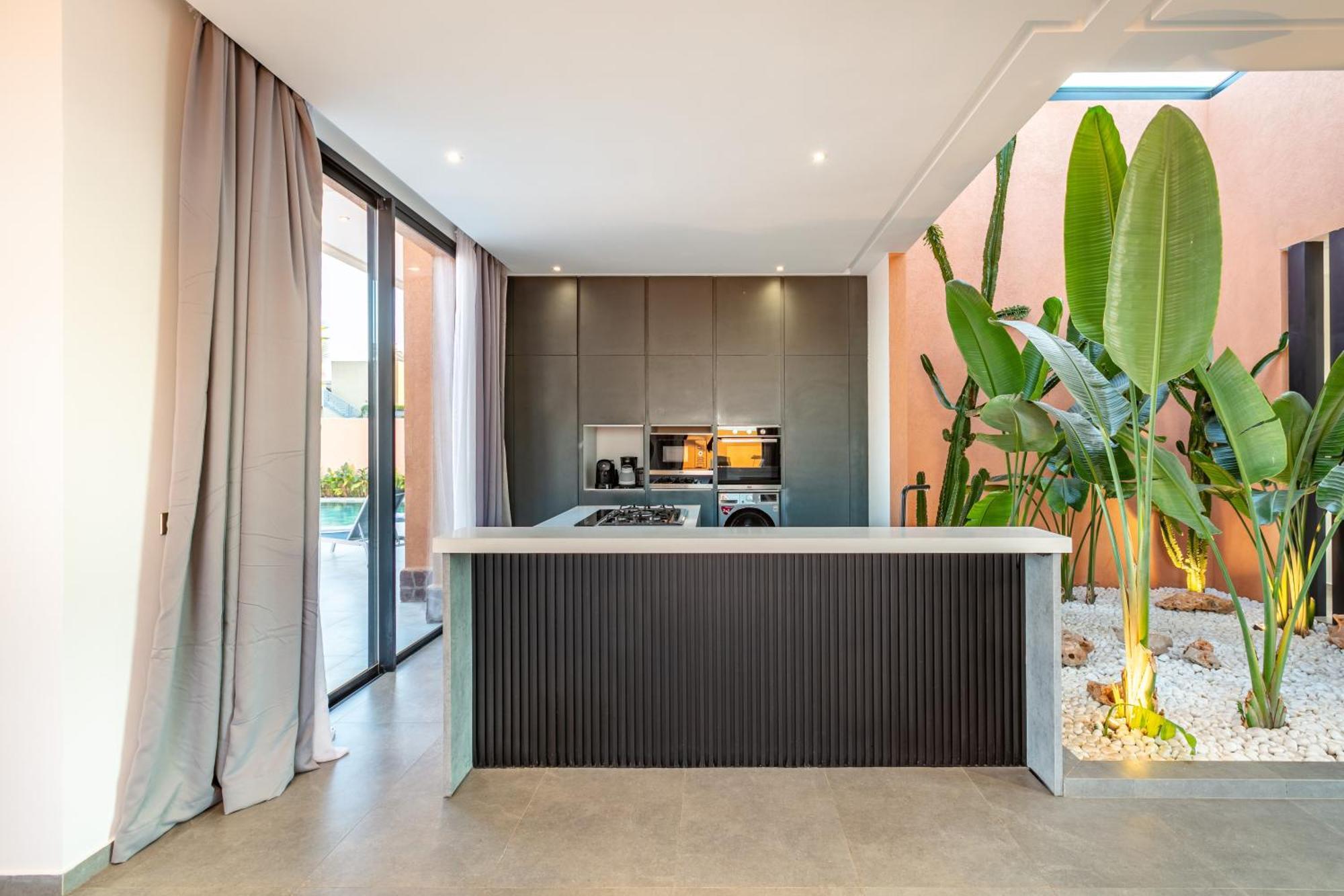 Perle Rouge, Piscine , Cuisiniere, Billard, Playstation5 *
